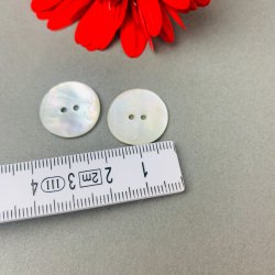 To vintage perlemorsknapper, natur - 18 mm