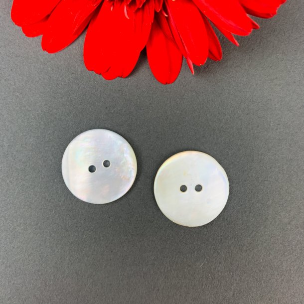 To vintage perlemorsknapper, natur - 18 mm