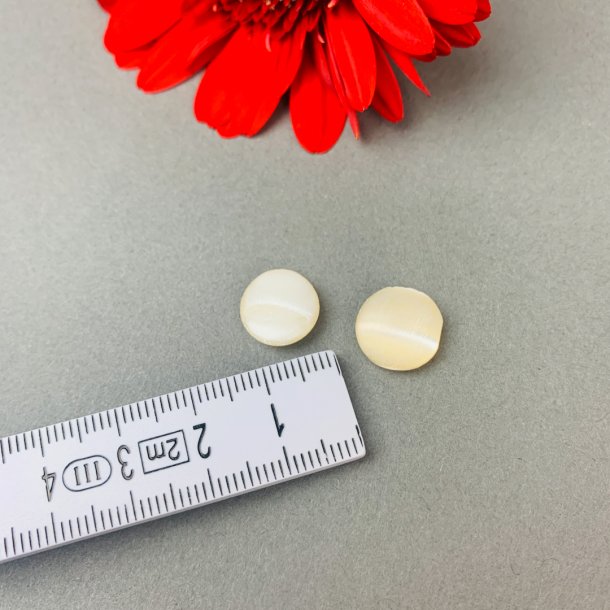 To vintage perlemorsknapper, natur - 10 mm