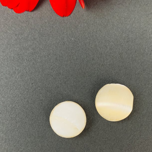 To vintage perlemorsknapper, natur - 10 mm