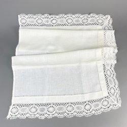 Hvid vintage kommodedug med knipling