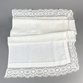 Hvid vintage kommodedug med knipling