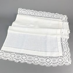 Hvid vintage kommodedug med knipling