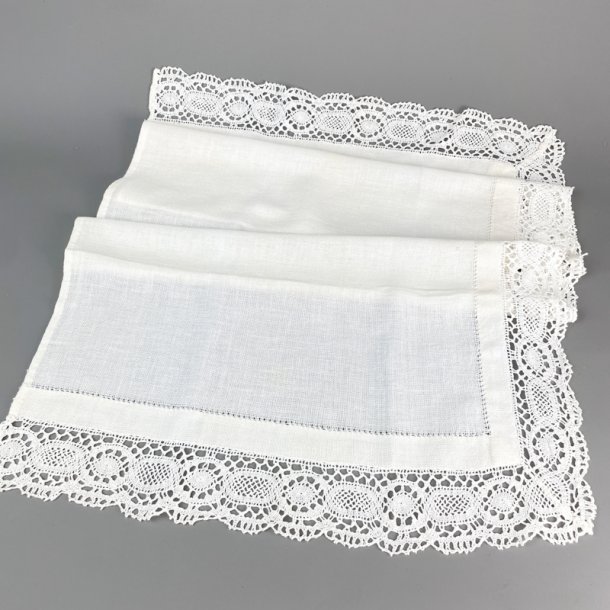 Hvid vintage kommodedug med knipling