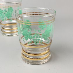 Vintage vandglas med gr�nne druer og guldkant