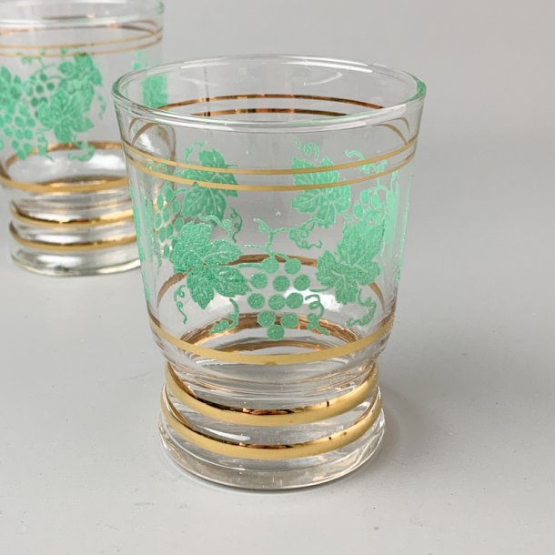 Vintage vandglas med gr�nne druer og guldkant