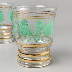 Vintage vandglas med gr�nne druer og guldkant