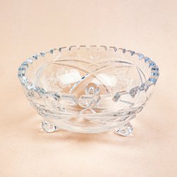 Klar vintage glassk�l p� f�dder