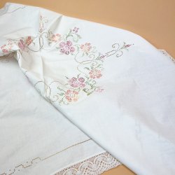 Broderet vintage dug med blomster � 90 x 90 cm