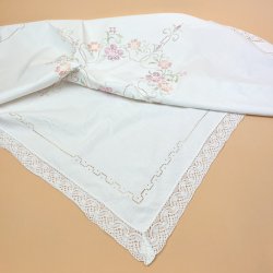 Broderet vintage dug med blomster � 90 x 90 cm