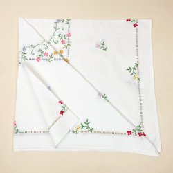 Blomsterbroderet vintage dug 90x90 cm