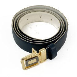 Schwarzer Ledergrtel mit goldfarbener Schnalle