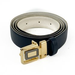 Schwarzer Ledergrtel mit goldfarbener Schnalle