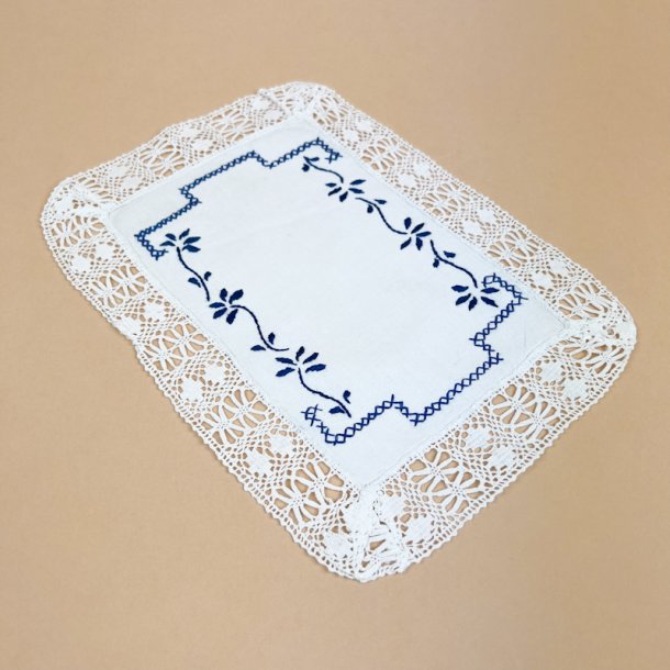 Lille vintage bakkeserviet med bl� broderi