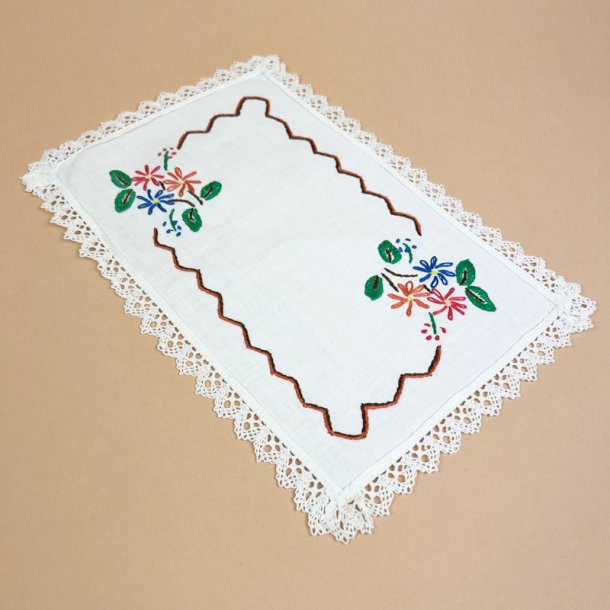 Lille vintage bakkeserviet med blomsterbroderi