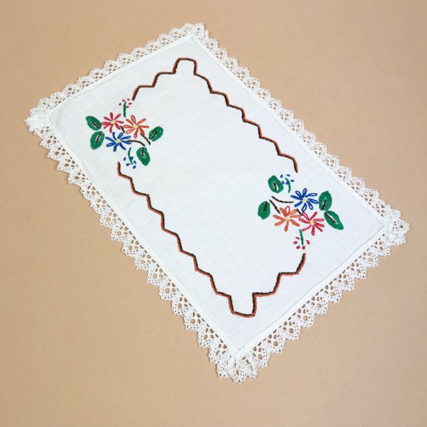 Lille vintage bakkeserviet med blomsterbroderi
