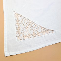 Smuk hvid retro dug med h�klet hj�rner � 90 cm