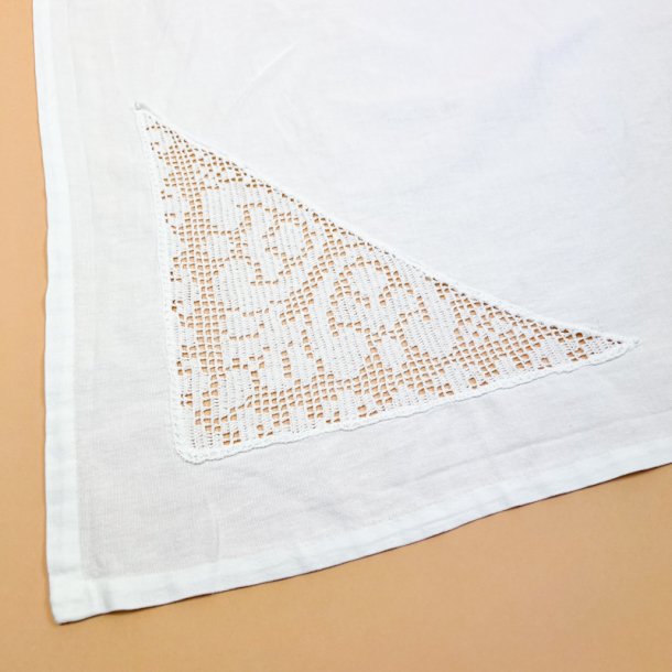 Smuk hvid retro dug med h�klet hj�rner � 90 cm