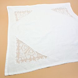 Smuk hvid retro dug med h�klet hj�rner � 90 cm