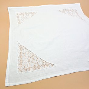 Smuk hvid retro dug med h�klet hj�rner � 90 cm