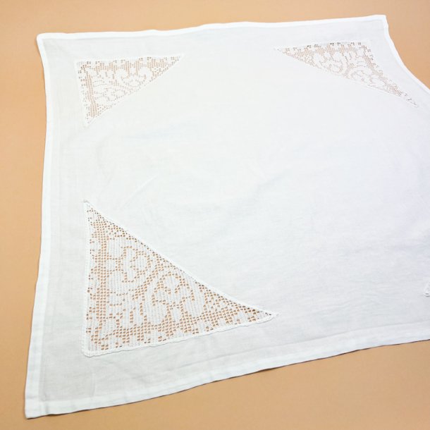 Smuk hvid retro dug med h�klet hj�rner � 90 cm