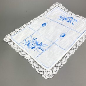 Vintage Tablettendecke mit blauer Stickerei