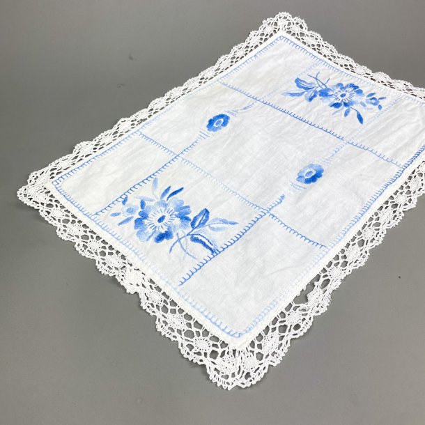 Vintage bakkeserviet med bl broderi