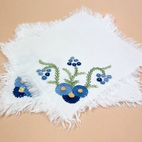 To broderede vintage mundservietter