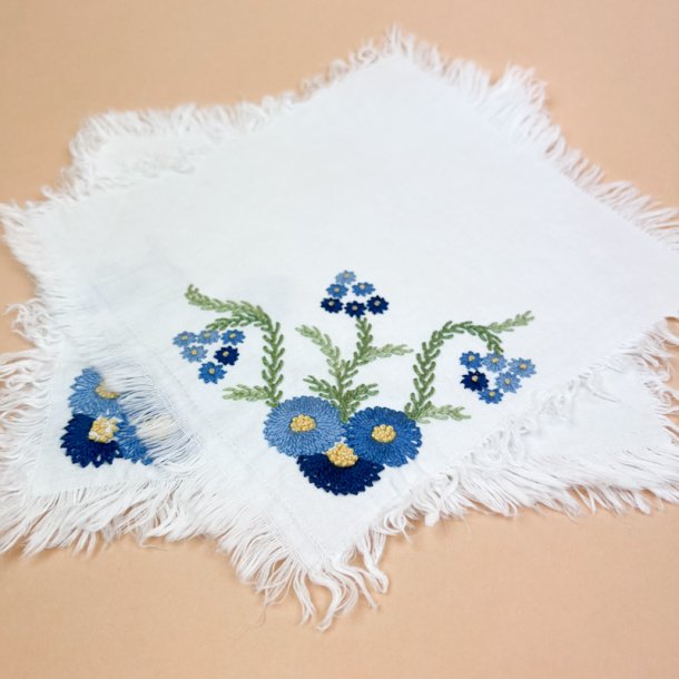 To broderede vintage mundservietter