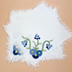 To broderede vintage mundservietter