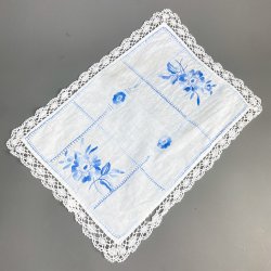 Vintage bakkeserviet med bl broderi