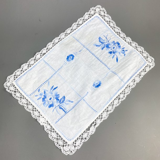 Vintage bakkeserviet med bl broderi