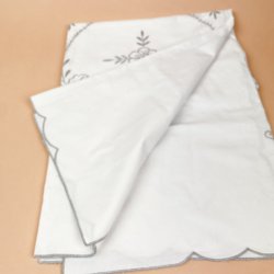 Smuk broderet vintage dug 120 cm