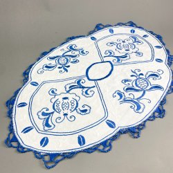 Ovale Vintage Tischdecke mit blauer Flachstickerei