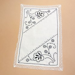 Fin broderet vintage bakkeserviet