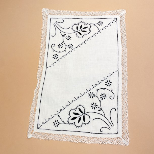 Fin broderet vintage bakkeserviet