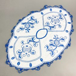 Ovale Vintage Tischdecke mit blauer Flachstickerei