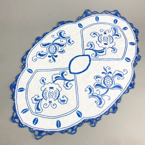 Ovale Vintage Tischdecke mit blauer Flachstickerei