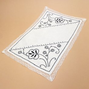 Fin broderet vintage bakkeserviet