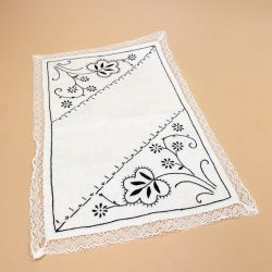 Fin broderet vintage bakkeserviet