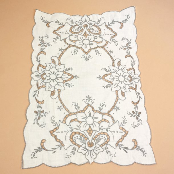 Elegant broderet vintage bakkeserviet
