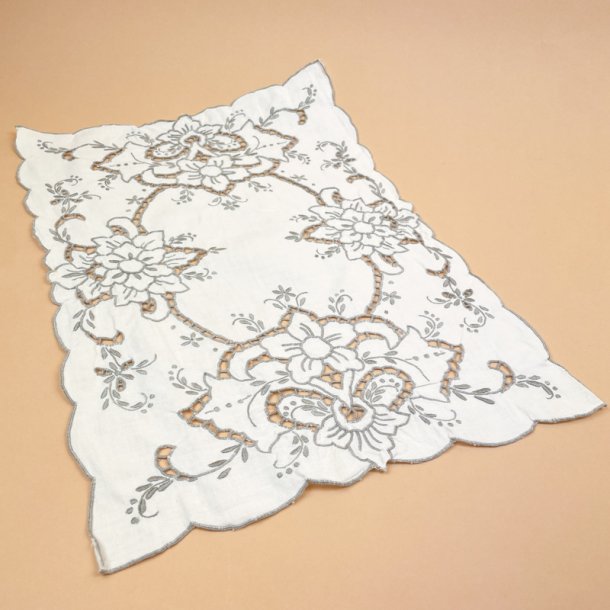Elegant broderet vintage bakkeserviet