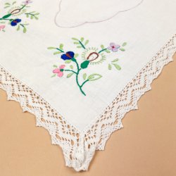 Smuk broderet vintage bakkeserviet
