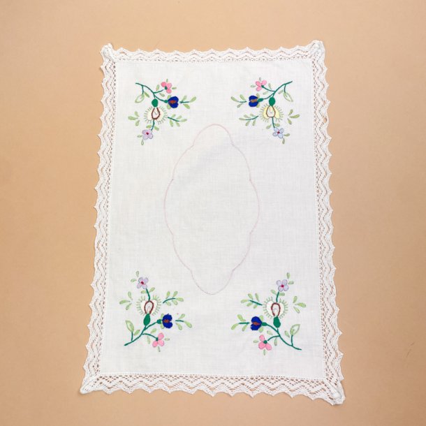 Smuk broderet vintage bakkeserviet