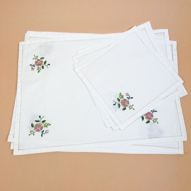 Fire vintage d�kkeservietter med mundservietter