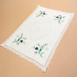 Smuk broderet vintage bakkeserviet