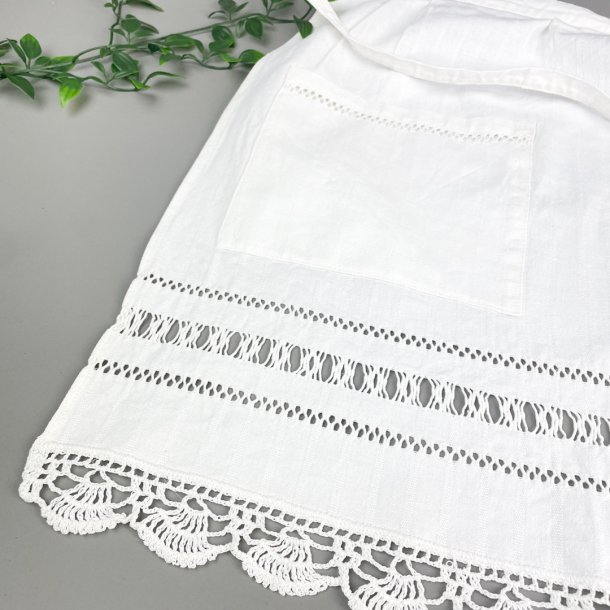 Hvidt vintage forklde med mellemvrk