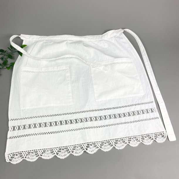 Hvidt vintage forklde med mellemvrk