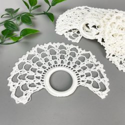 Acht weie Vintage-Serviettenringe mit Hkelmuster