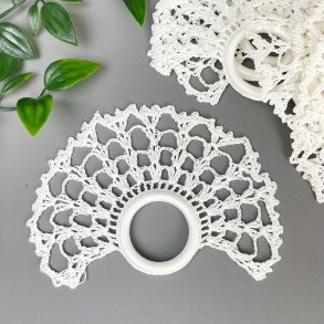 Acht weie Vintage-Serviettenringe mit Hkelmuster